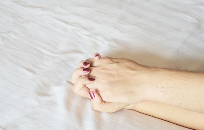 Hubungan suami istri menjadi hal yang mendebarkan.
3 posisi ini bisa kamu lakukan meski tidak menemukan ranjang.
