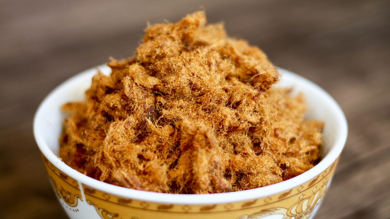 Abon sapi menjadi menu andalan untuk stok makanan saat malas masak. Berikut tips memasak cepat abon sapi gurih. Yuk, simak!