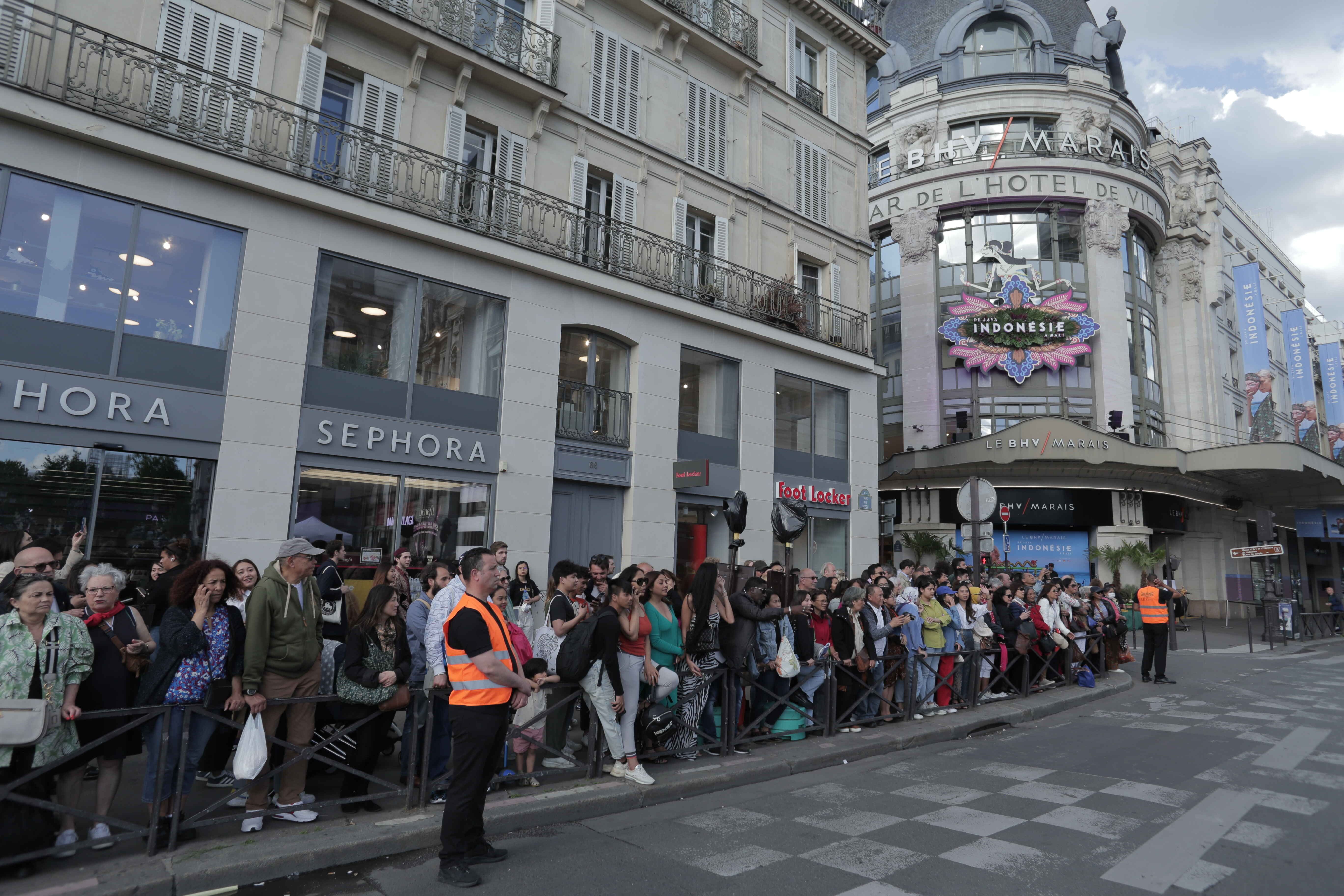 Acara Java in Paris banyak dikunjungi turis, produk UMKM lokal yang dipajang di etalase BHV Marais, Paris, Perancis laris manis.