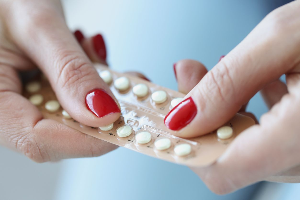 Tidak hanya untuk mencegah kehamilan, berikut sederet manfaat minum pil KB untuk perempuan, salah satunya meringankan haid.