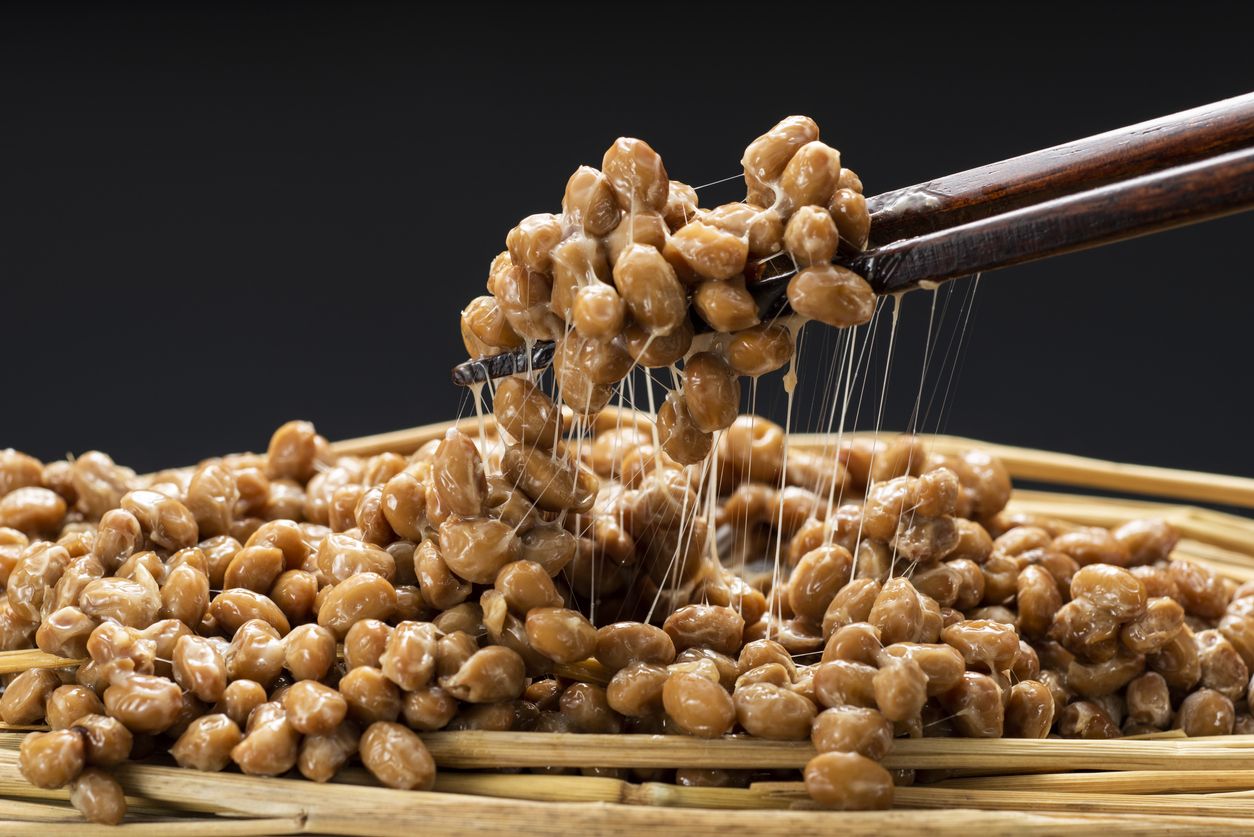 Natto menjadi makanan khas Jepang yang sedang viral di TikTok. Yuk ketahui manfaat menyantap kedelai fermentasi ini