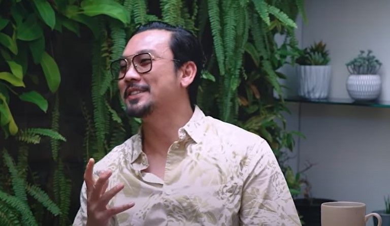 Podcast Denny Sumargo disebut kutukan, sang aktor pun undang ustaz dan lakukan rukiah demi mengusir energi negatif.
