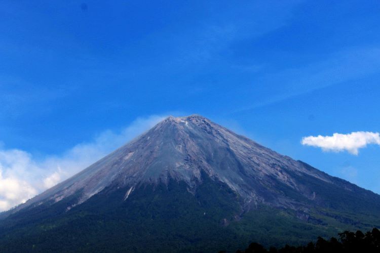 Gunung Semeru adalah gunung tertinggi di Pulau Jawa yang terletak di wilayah Kabupaten Lumajang, Jawa Timur.