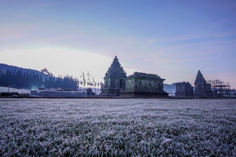 Embun Upas di Dieng, Kabupaten Banjarnegara, Jawa Tengah menjadi daya tarik wisatawan lantaran munculnya embun es. Yuk, simak fakta menariknya!