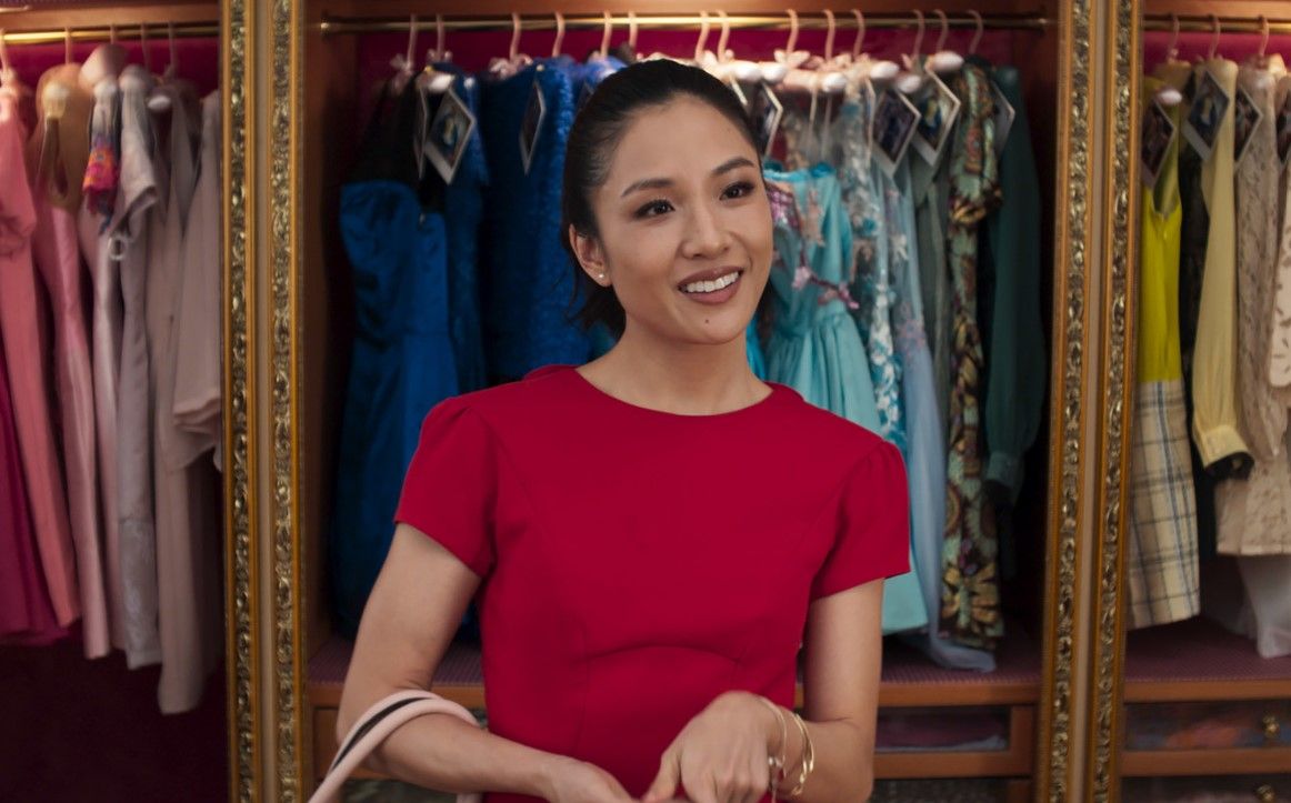 Sinopsis Crazy Rich Asians, film tentang kisah cinta yang terhalan status ekonomi orang kaya di Singapura.