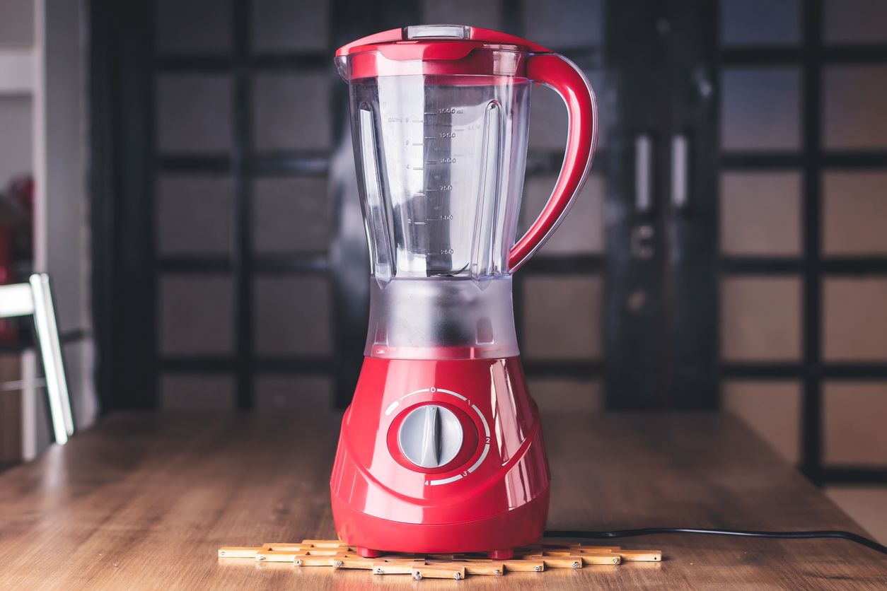 Sering pakai blender untuk menghaluskan bahan makanan? Ini hal-hal yang perlu diperhatikan saat membersihkan blender. Yuk, simak!