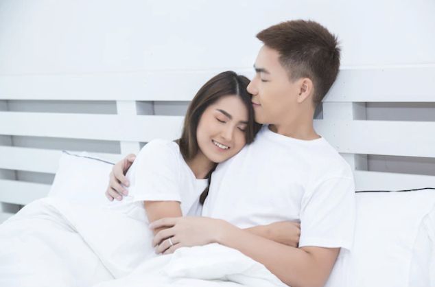 Jangan salah, beberapa hal ini sering dipikirkan laki-laki setelah melakukan hubungan suami istri. Salah satunya soal kenyamanan kita perempuan.