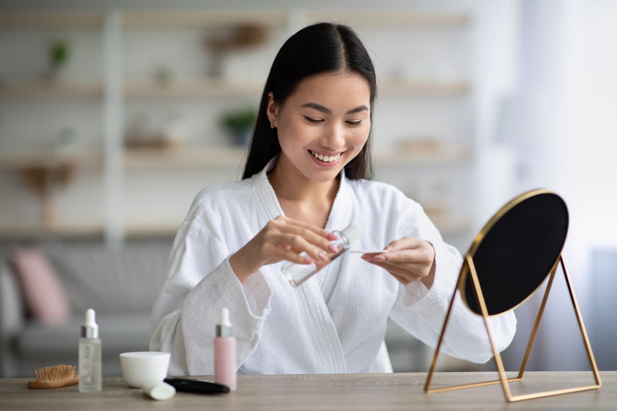 Termasuk jenis PHA, lactobionic acid dinilai eksfoliator yang aman bagi pemilik jenis kulit sensitif. Simak ulasan selengkapnya!