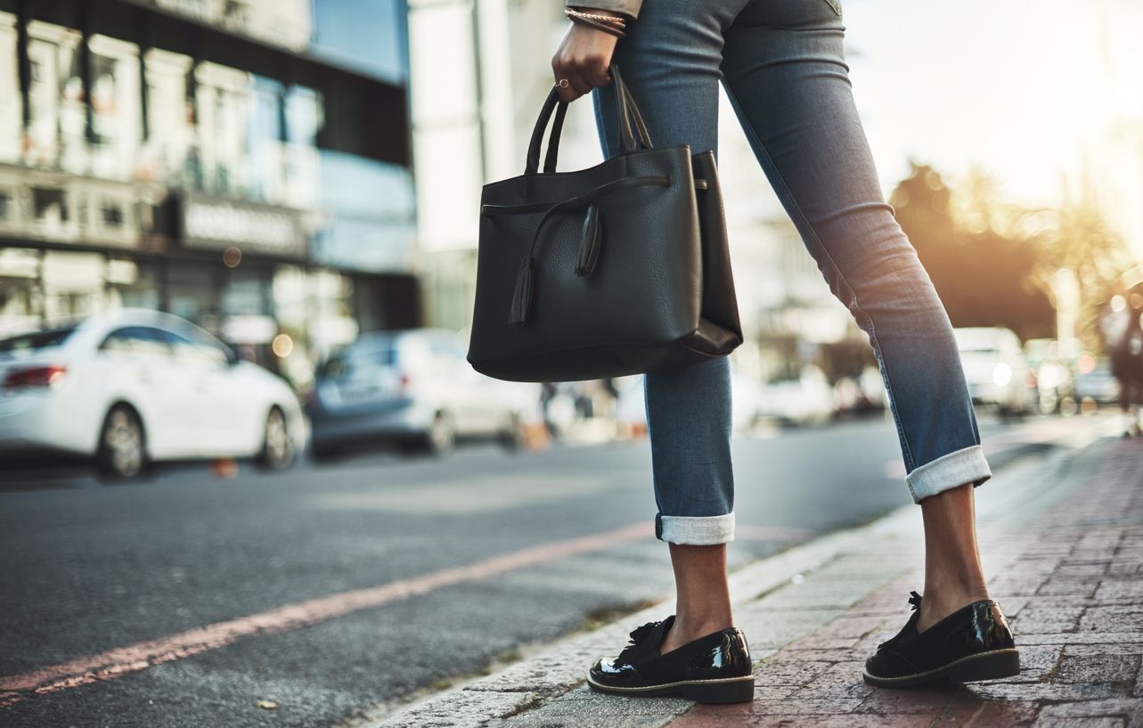 Jangan sampai ketinggalan tren, yuk ketahui apa saja jenis handbag yang menjadi tren di musim Fall/Winter 2022 ini.