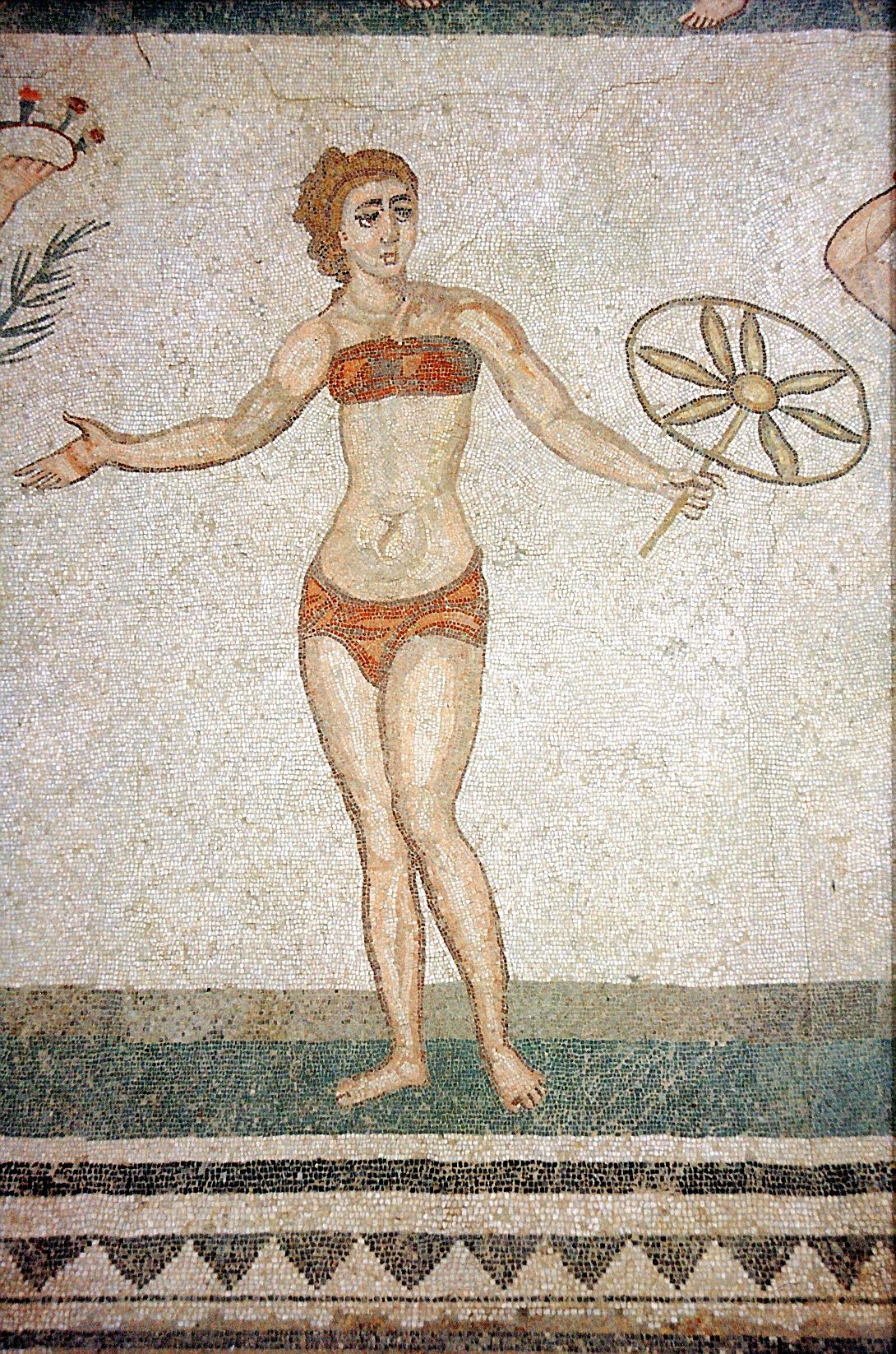Mosaik perempuan di era Romawi mengenakan pakaian seperti bikini.