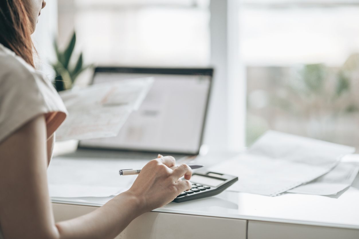 Berikut ini tips bijak atur uang agar tidak terlilit pinjaman online dari pakar keuangan Rista Zwestika.