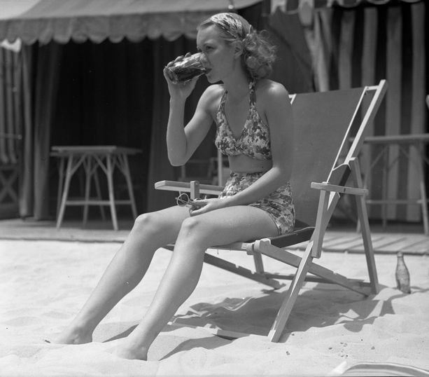 Aktris Jane Wyman pakai bikini di tahun 1935.