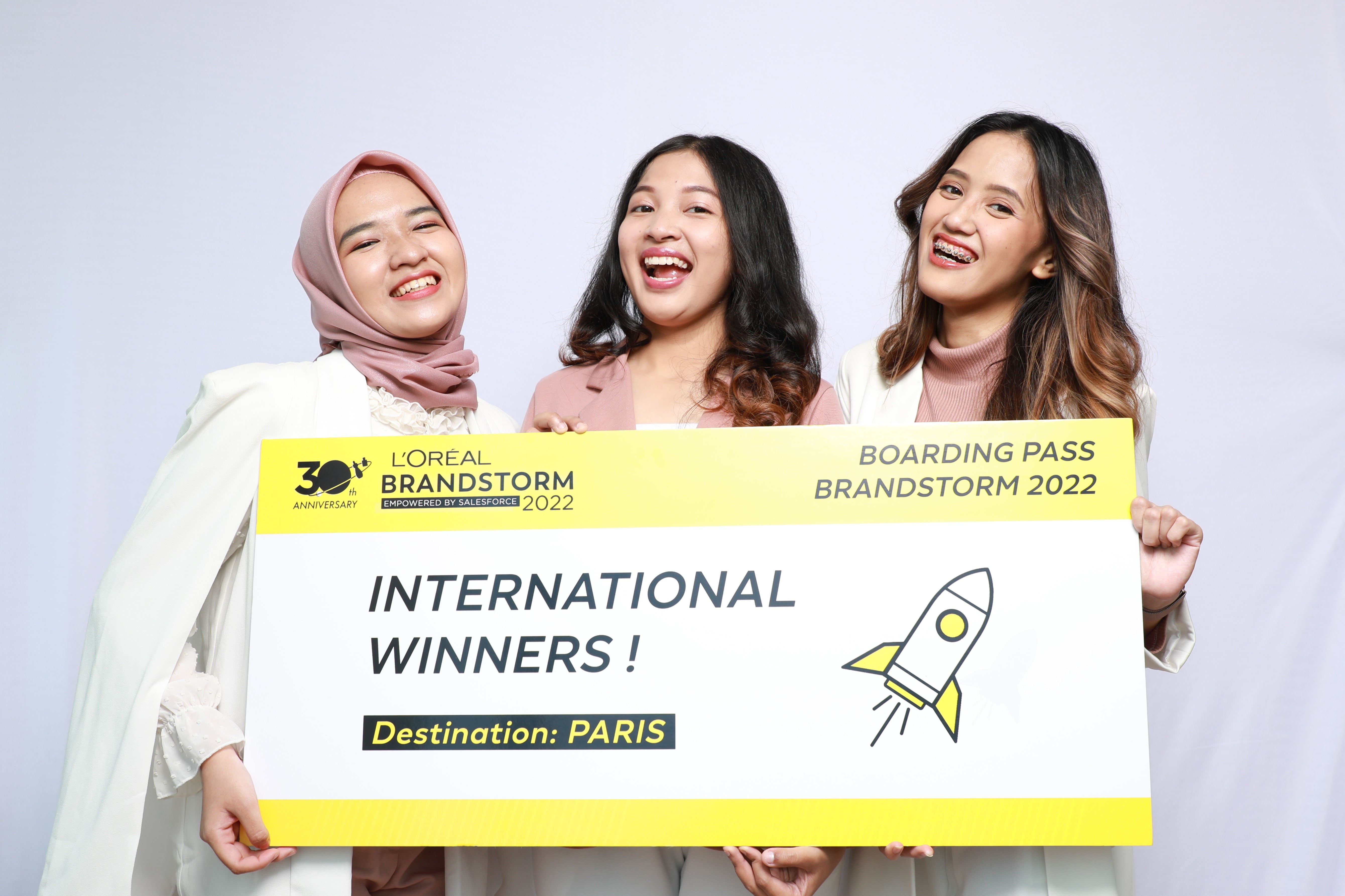 Tiga mahasiswi ITB ini berhasil mengungguli finalis asal Amerika Serikat di ajang  L’Oréal Brandstorm 2022.
