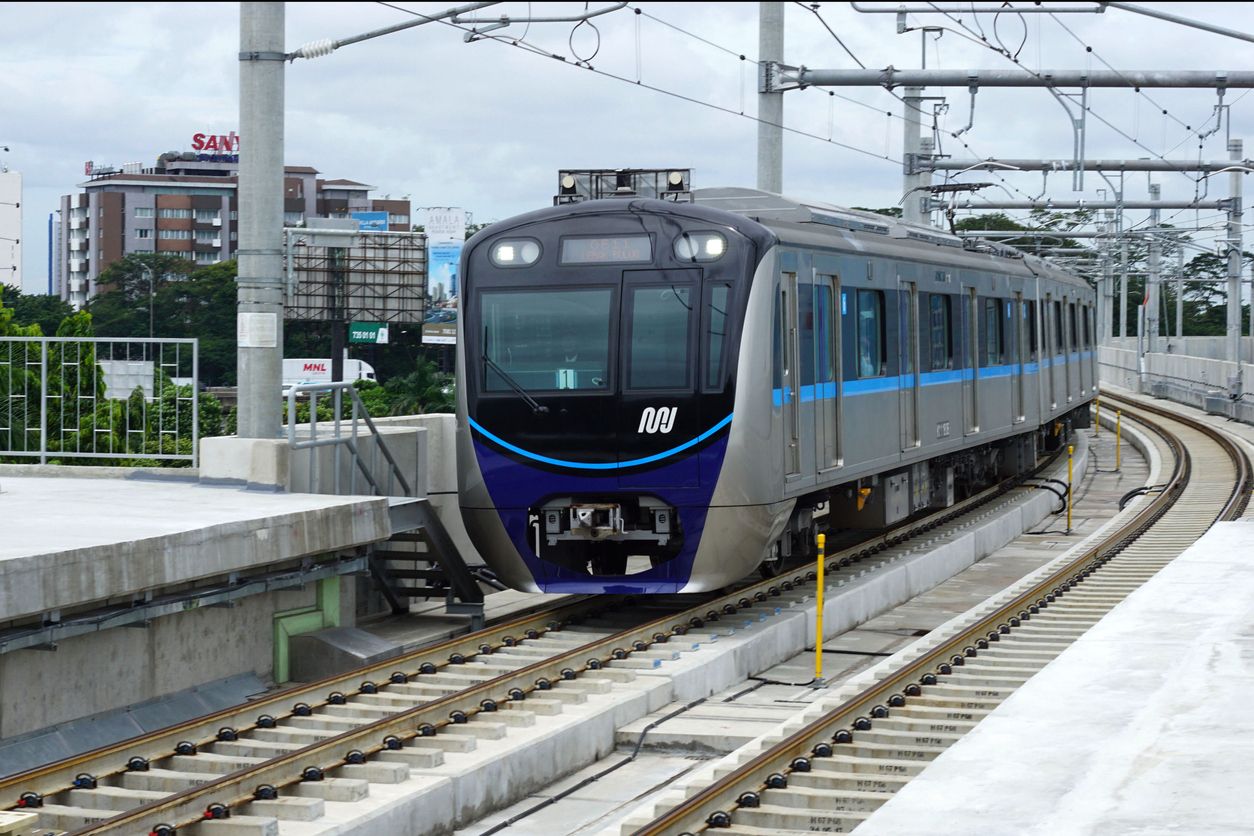 Moda Raya Terpadu (MRT) merupakan sistem transportasi rel angkutan cepat di Jakarta. Kawan Puan mau naik MRT? Yuk, simak caranya!