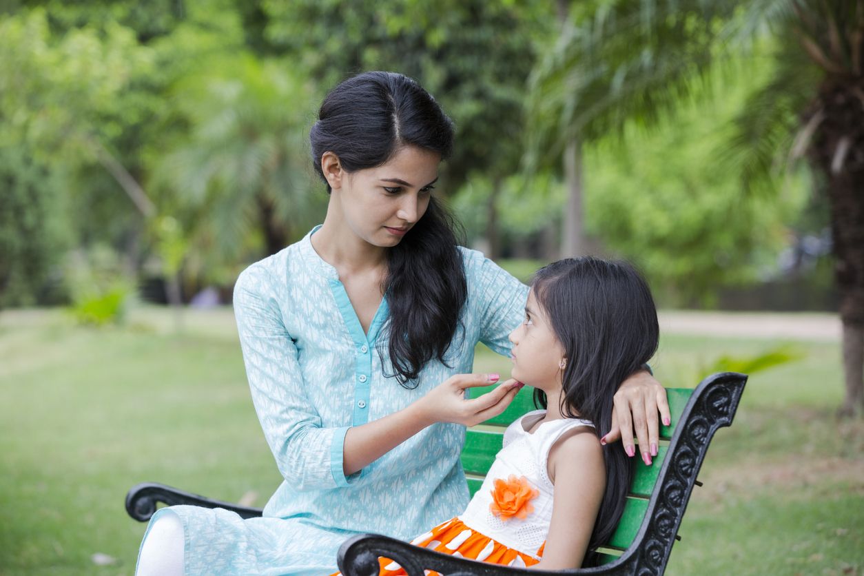 Amarah dan bentakan bukan cara efektif untuk membuat anak belajar dari kesalahannya. Berikut cara terbaik menegur kesalahan anak. Yuk, simak!