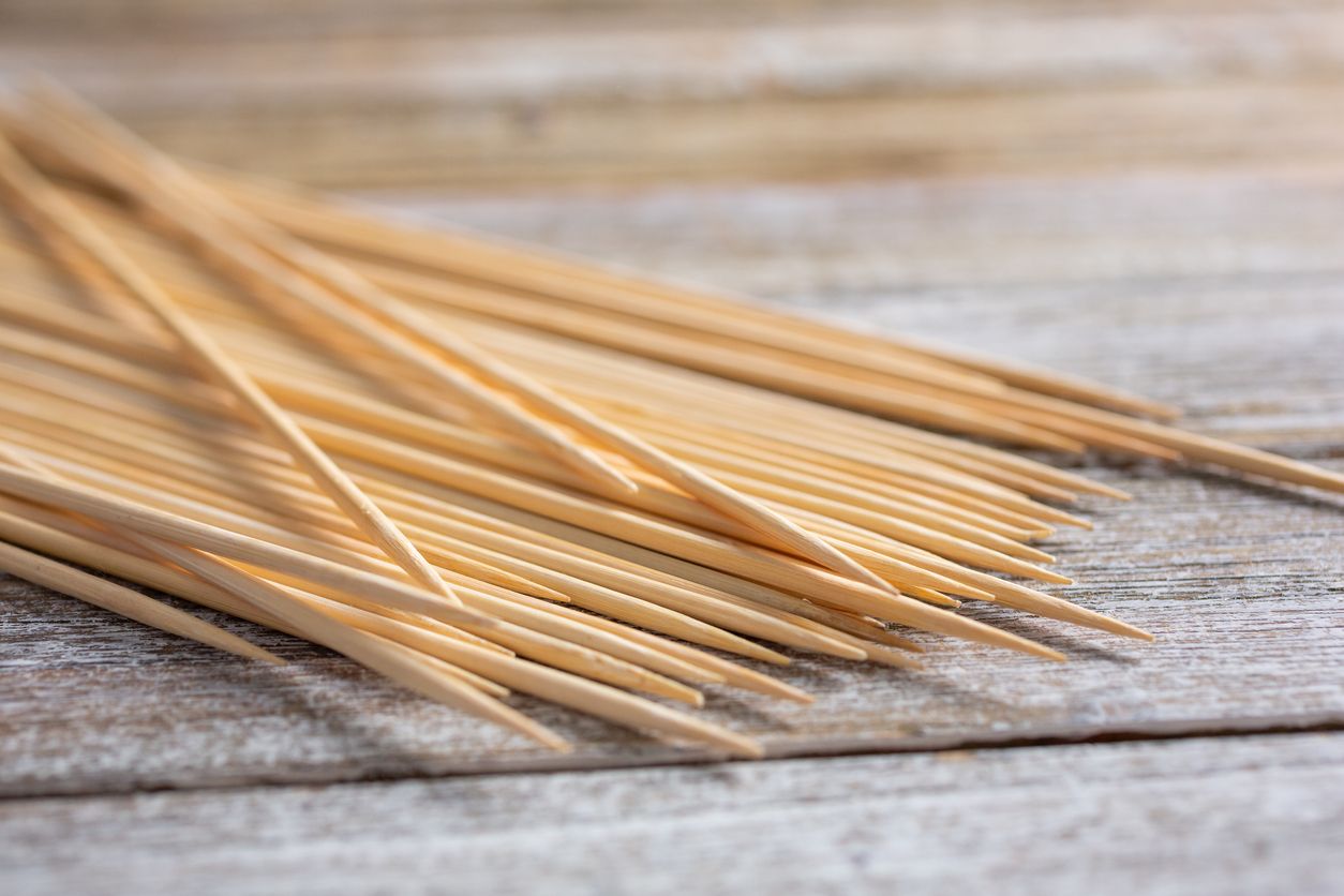 Tusuk sate bambu yang hendak digunakan sebaiknya dibersihkan terlebih dulu untuk menghilangkan kotorannya. Yuk, simak!