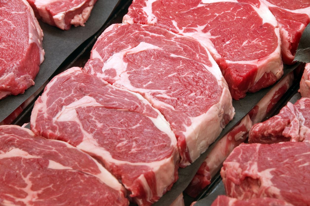 Jelang Hari Raya Iduladha 2023, ketahui bahaya terlalu banyak makan daging merah untuk kesehatan. Simak penjelasannya.