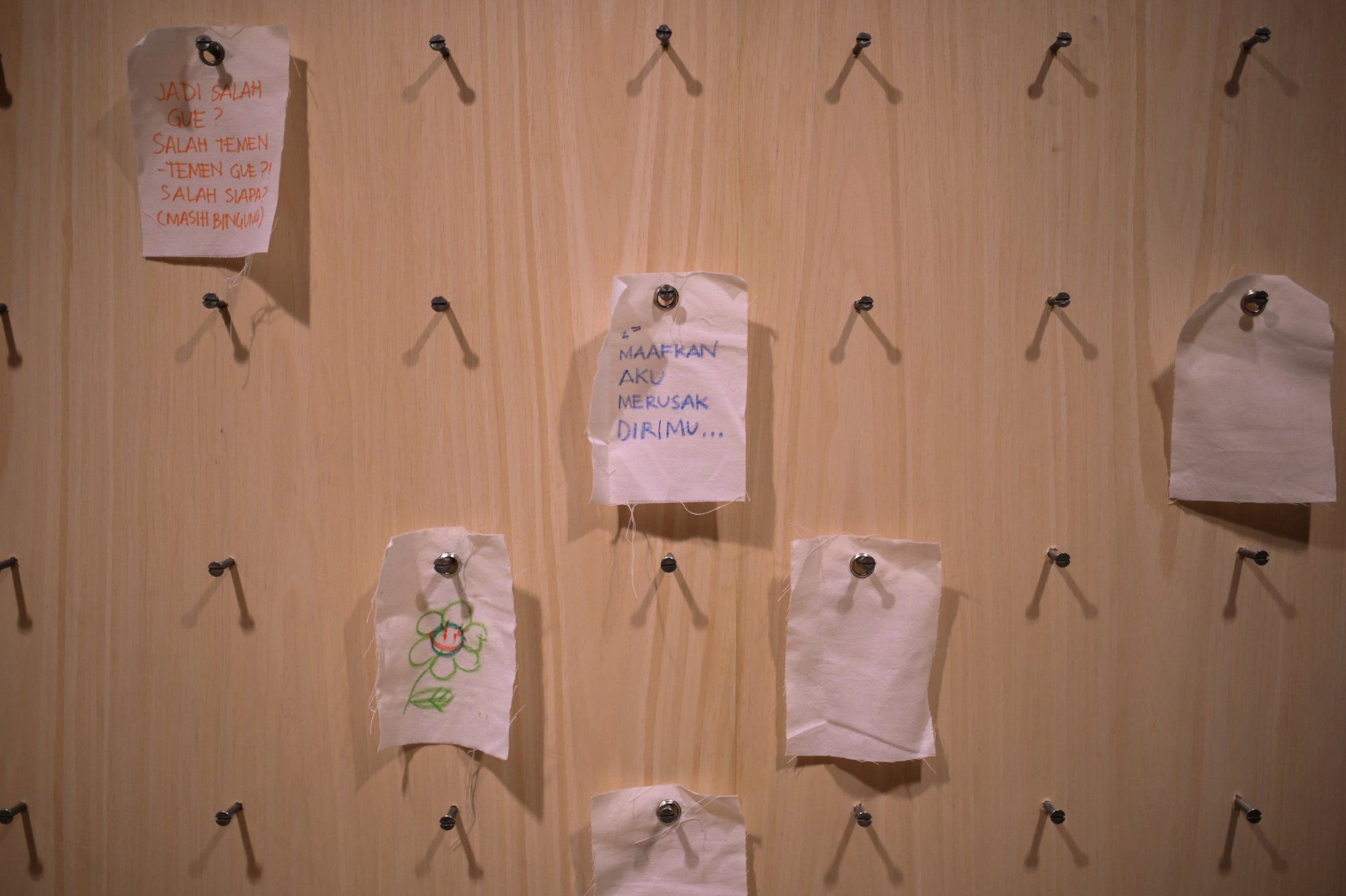 Para pengunjung pameran Kisah Punah Kita bisa menuliskan pesan di secarik kain.