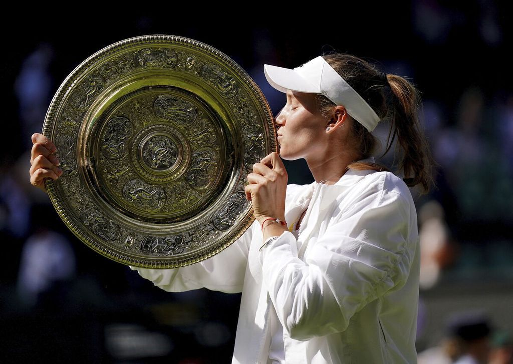 Kemenangan petenis perempuan Kazakhstan Elena Rybakina di kejuaraan Wimbledon 2022 tuai kontroversi, ada apa?