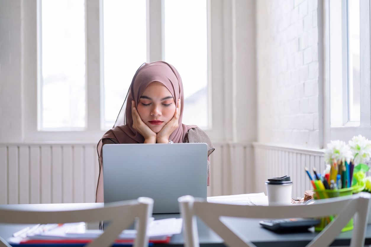 Segera lakukan sembilan cara berikut ini untuk mengatasi rasa jenuh saat bekerja agar produktivitas tidak terganggu.