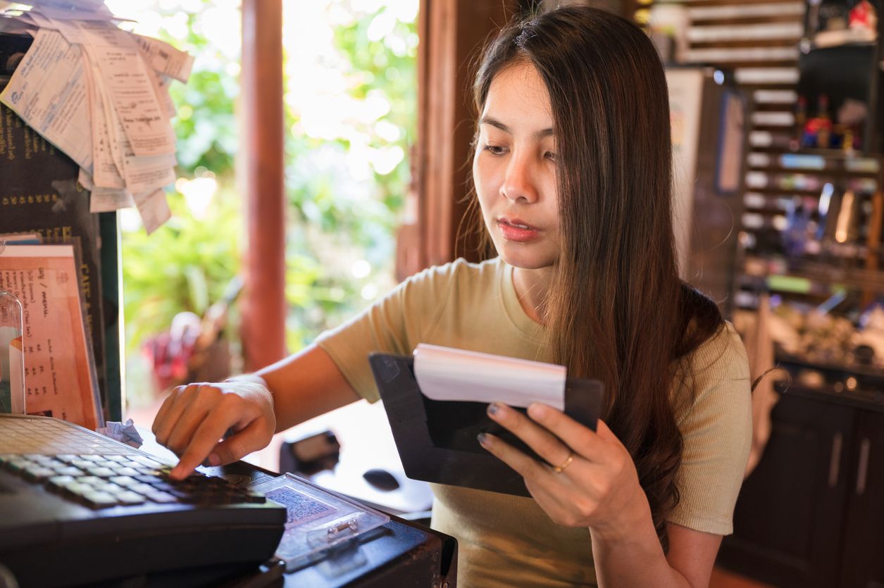 Agar keuangan bisnis dan pribadi tidak tercampur, yuk ketahui berbagai tips hemat mengatur keuangan yang cocok untuk pelaku UMKM berikut ini.