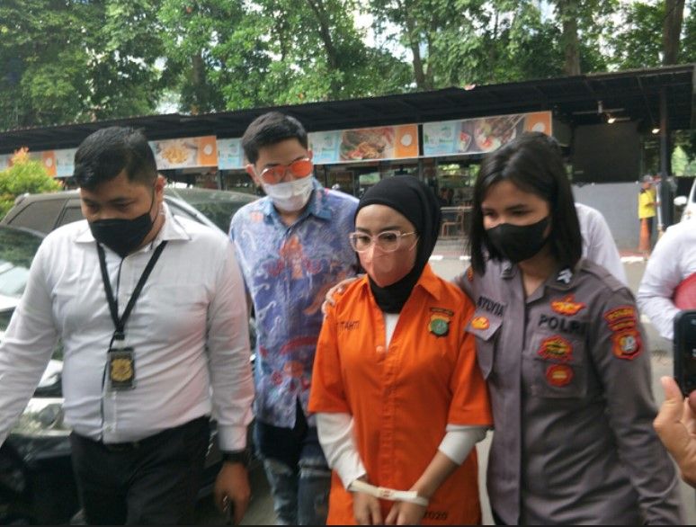 Selebgram Medina Zein sampaikan permohonan maaf setelah resmi pakai baju tahanan dan jadi tahanan kejaksaan.