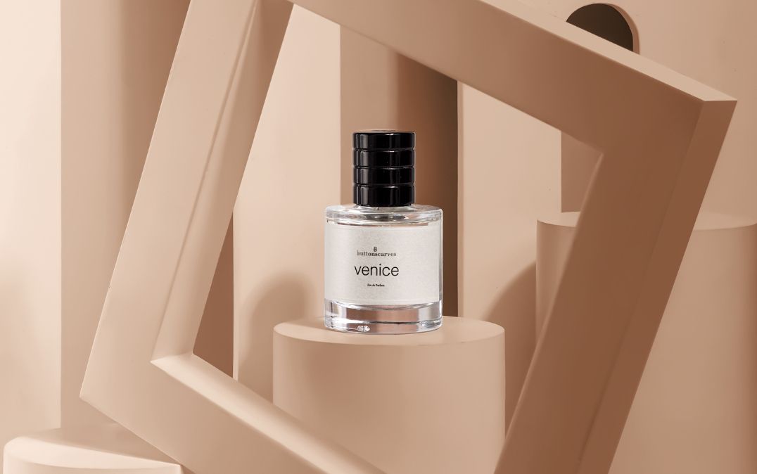 Kembali merilis koleksi Eau de Parfum terbarunya, simak yuk review Venice dari Buttonscarves Beauty berikut!