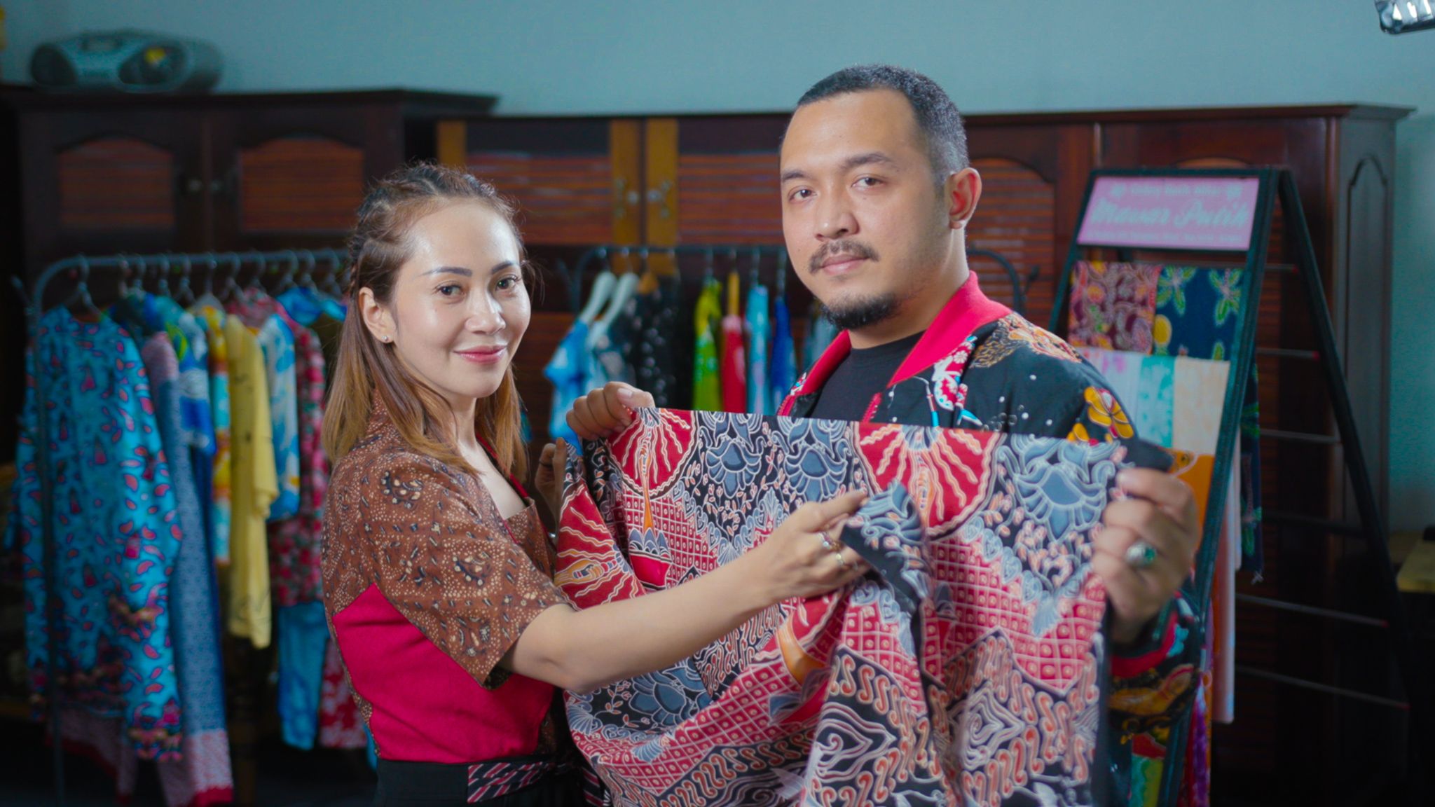 Inovasi seperti ini yang dilakukan pemilik UMKM Batik Mawar Putih asal Blitar, Jawab Timur, untuk memasarkan produk ke kancah internasional.