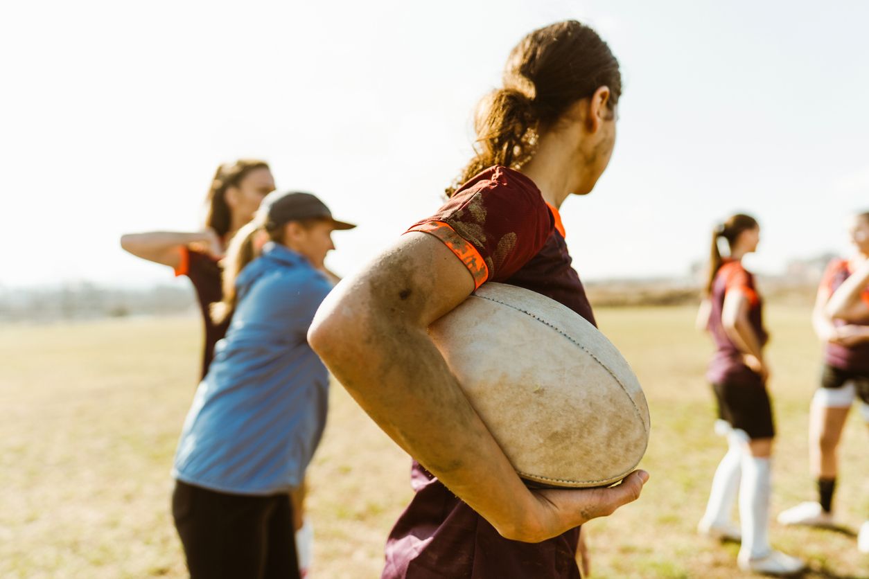 Berikut ini lima tips bejalar rugby untuk pemula, mulai dari memahami permainannya hingga menonton pertandingan rugby, simak ya