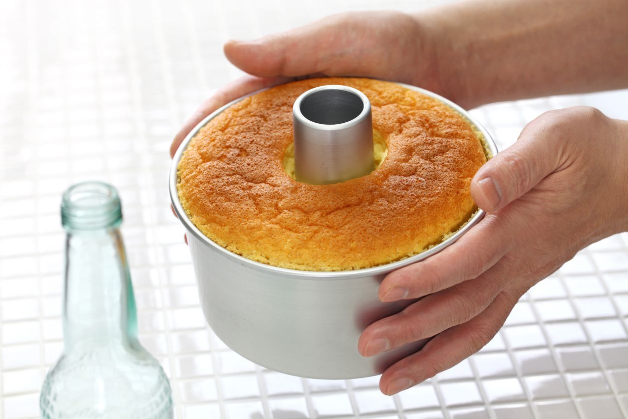 Berikut ini tiga tips mengeluarkan chiffon cake dari loyang, salah satunya menggunakan botol, ini penjelasannya