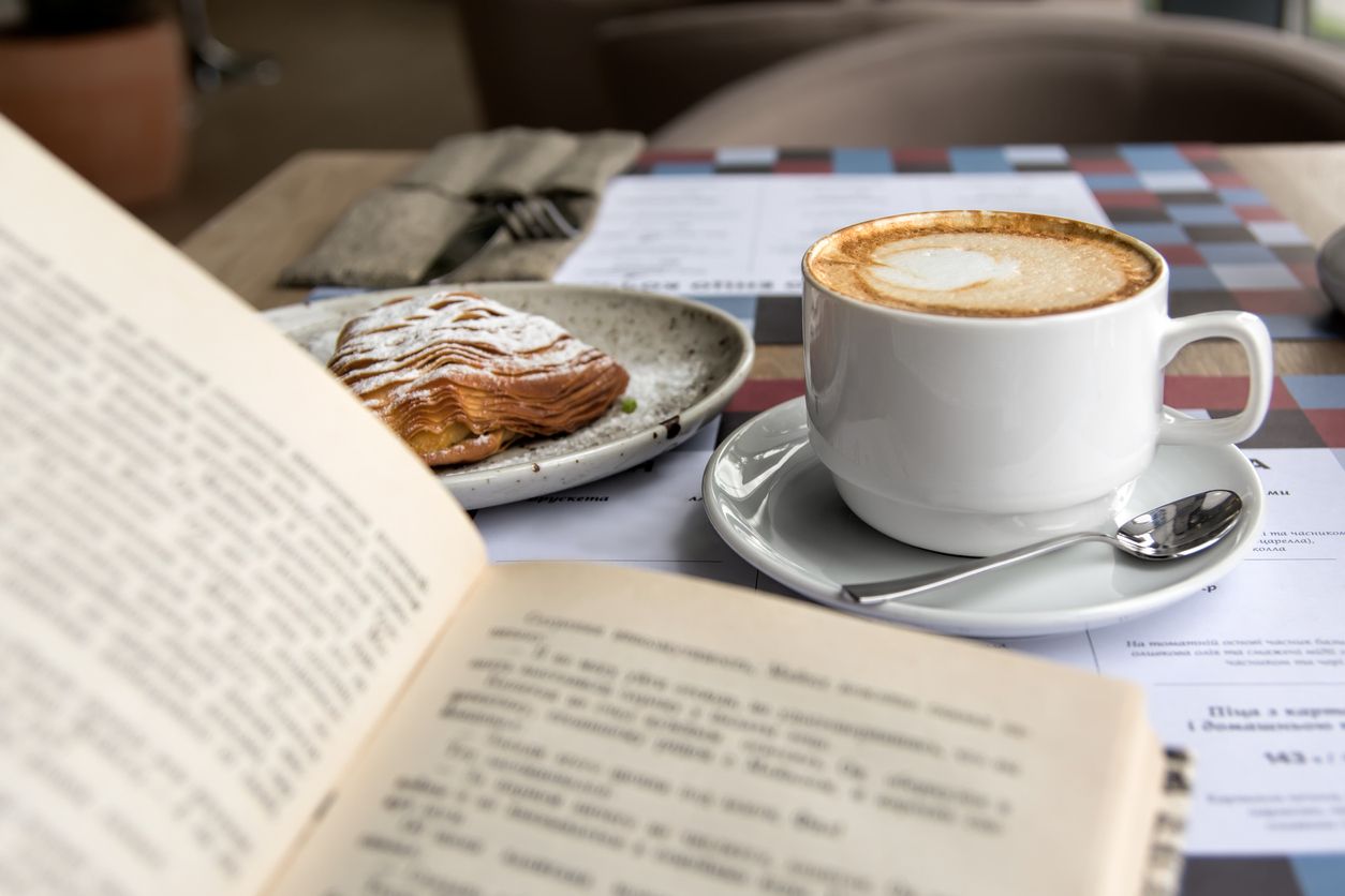 Berikut ini berbagai rekomendasi library cafe yang jadi hidden gem di Jogja, pastinya pecinta buku wajib mampir ya, yuk simak
