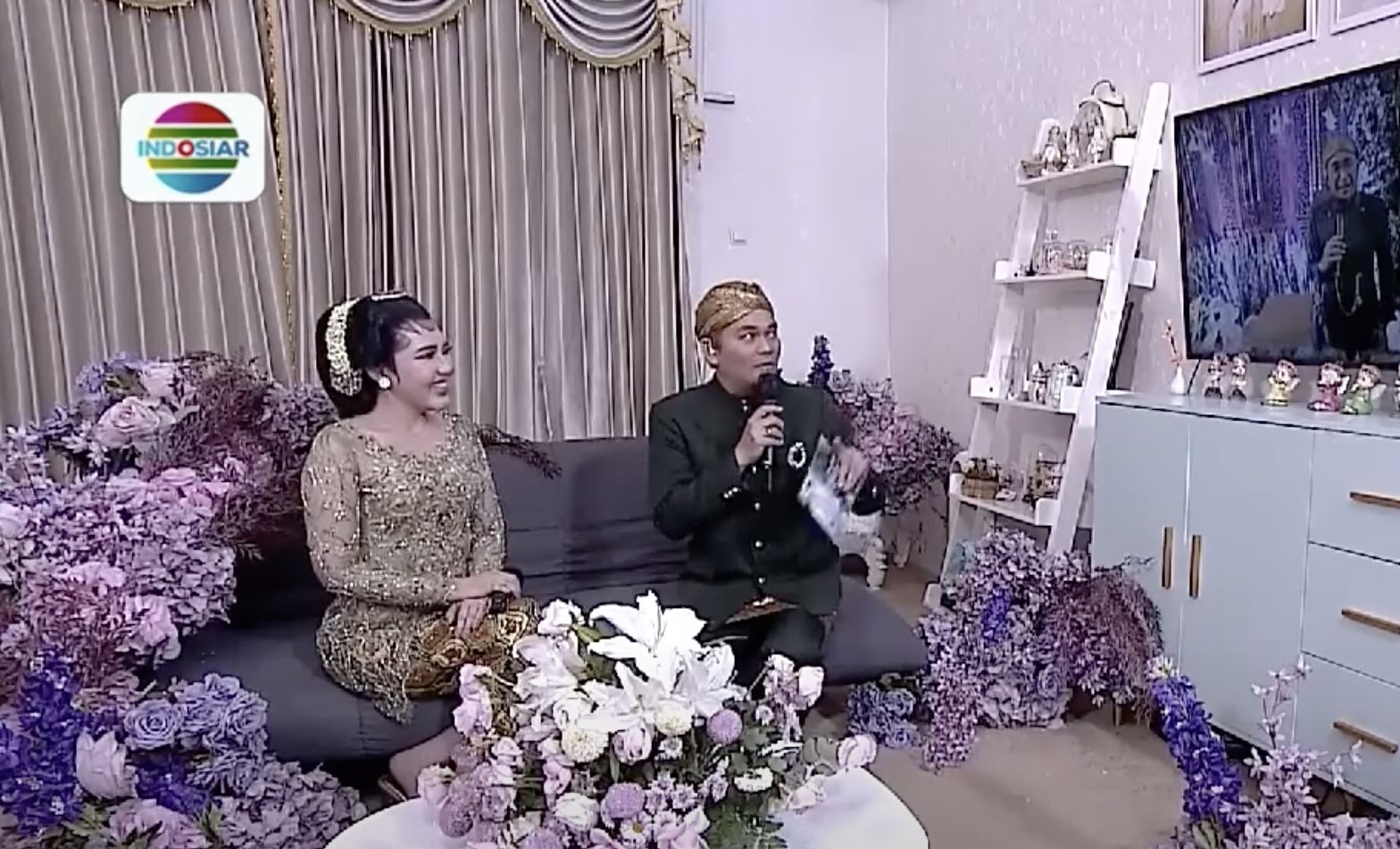 Via Vallen tampil memukau dalam balutan kebaya berwarna hijau di acara midodareni, Sabtu, (16/7/2022).