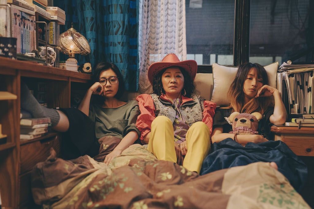 Sinopsis series Mom, Don't Do That! yang tayang di Netflix tanggal 15 Juli 2022, berkisah tentang ibu paruh baya temukan cinta lewat dating apps.