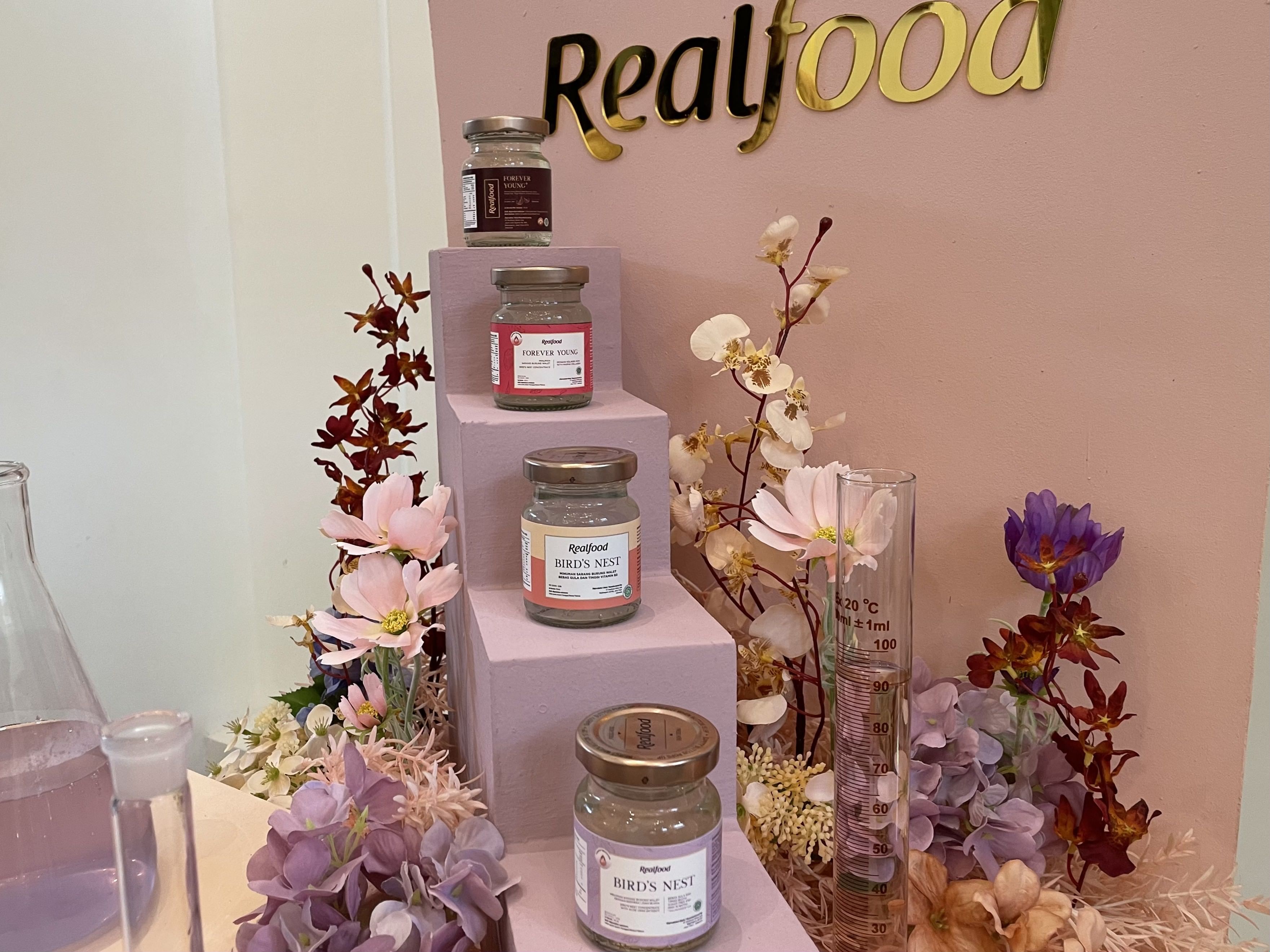 Menciptakan empat beauty serum yang bisa diminum untuk mengikuti kebutuhan masyarakat, Realfood sampai menggandeng empat beauty vloggers!