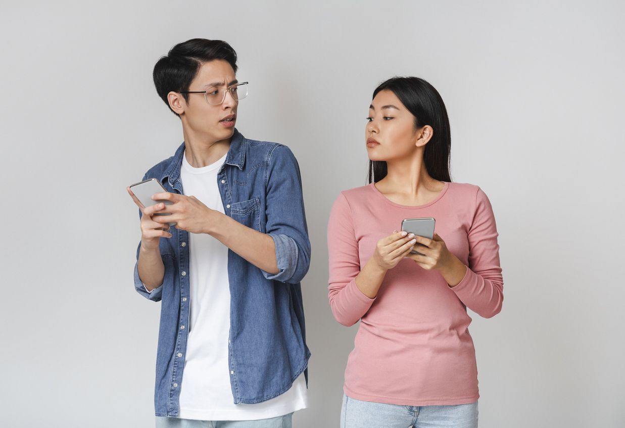 Kawan Puan tak sengaja melihat foto mantan di ponsel pasanganmu? Jangan marah dulu, ketahui alasan di baliknya, ya. Yuk, simak!