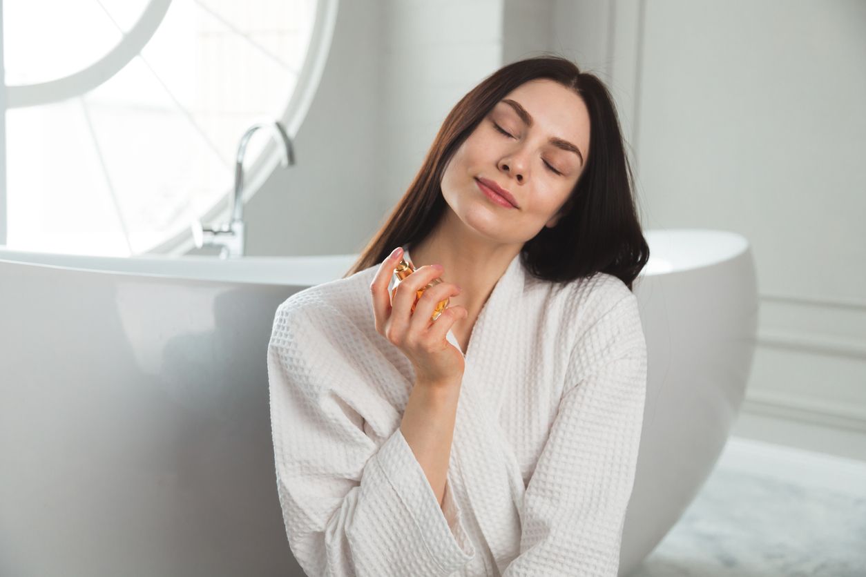 Ternyata ini alasan di balik mengapa aroma parfum lebih tahan lama apabila disemprotkan setelah mandi.