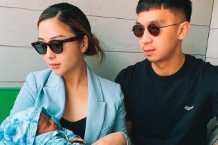 Aktris Nikita Willy telah kembali ke Indonesia bersama suaminya, Indra Priawan dan sang anak, Baby Izz. 