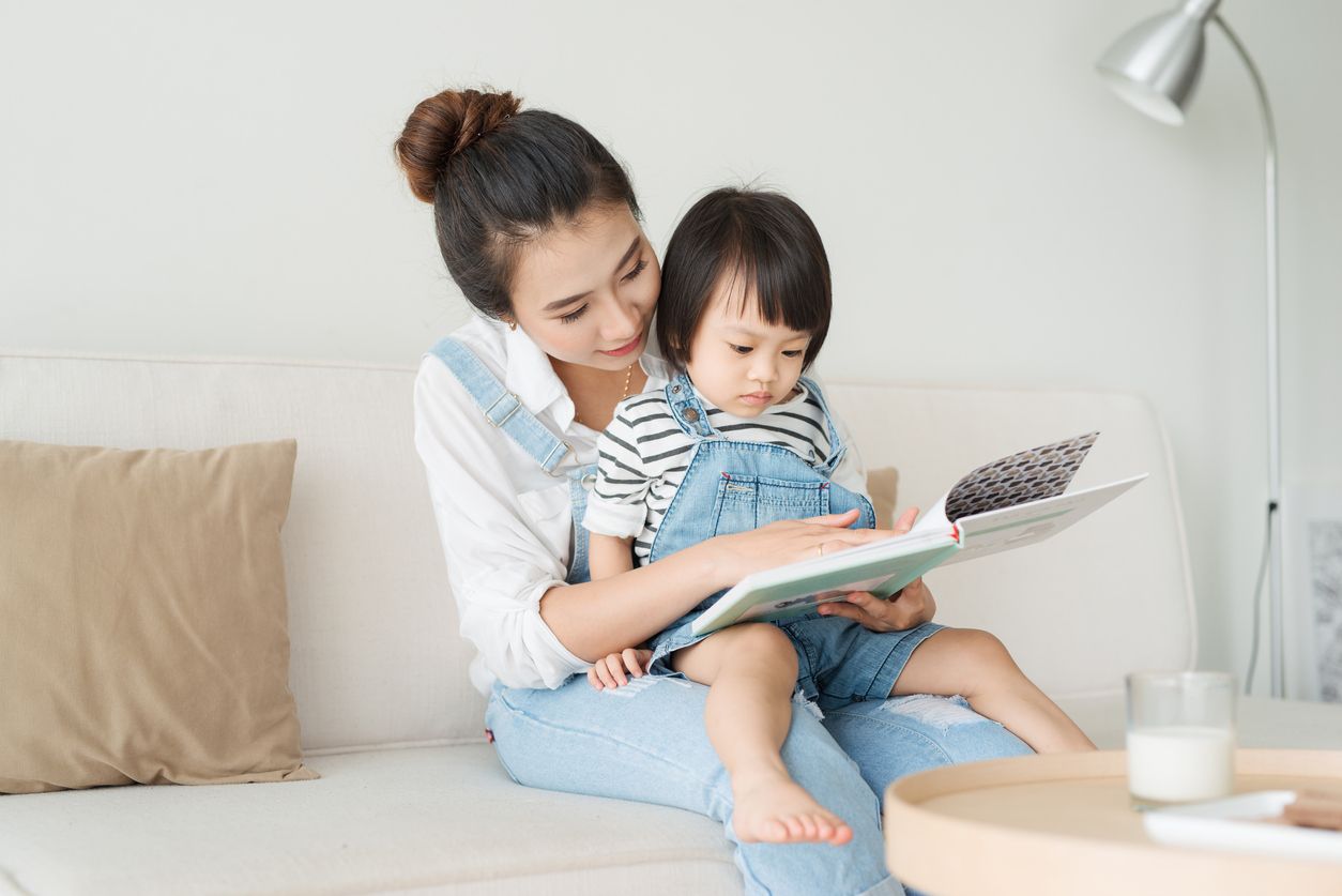 Berikut cara seru mengenalkan anak pada objek wisata sekaligus keindahan alam Indonesia. Bisa lewat buku mewarnai yang asyik ini!