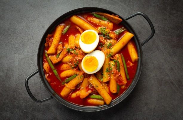 Bisa jadi ide usaha kuliner ala Korea, ini dia cara mudah membuat tteokbokki saus gpchujang. Cocok untuk pencinta drakor.