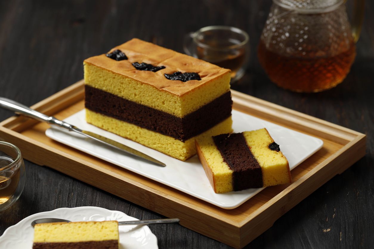 Spikoe adalah kue lapis populer khas Surabaya yang memiliki cita rasa manis dan teksturnya lembut. Berikut tips memasak cepat spikoe. Yuk, simak!