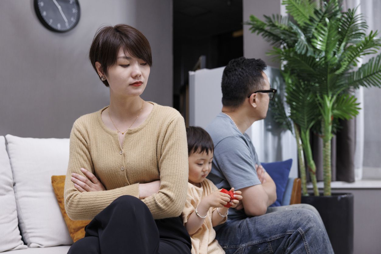 Memberi tahu anak tentang perceraian tentu tidak mudah. Lantas, apakah menyembunyikan perceraian dari anak adalah langkah yang tepat?