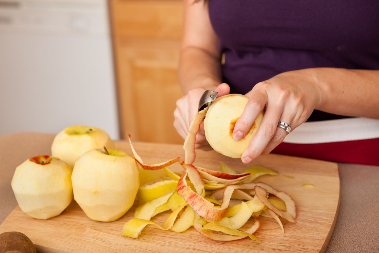 Mulai sekarang, jangan lagi membuang kulit apel sisa ya, Kawan Puan. Berikut tips memasak cepat kulit apel sisa jadi makanan enak. Yuk, simak!