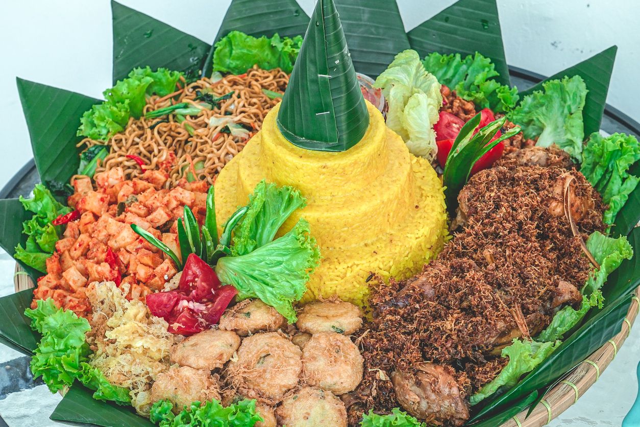 Begini tiga tips membuat tumpeng dijamin bisa berdiri kokoh dan tidak hancur, salah satunya menggunakan nasi pulen