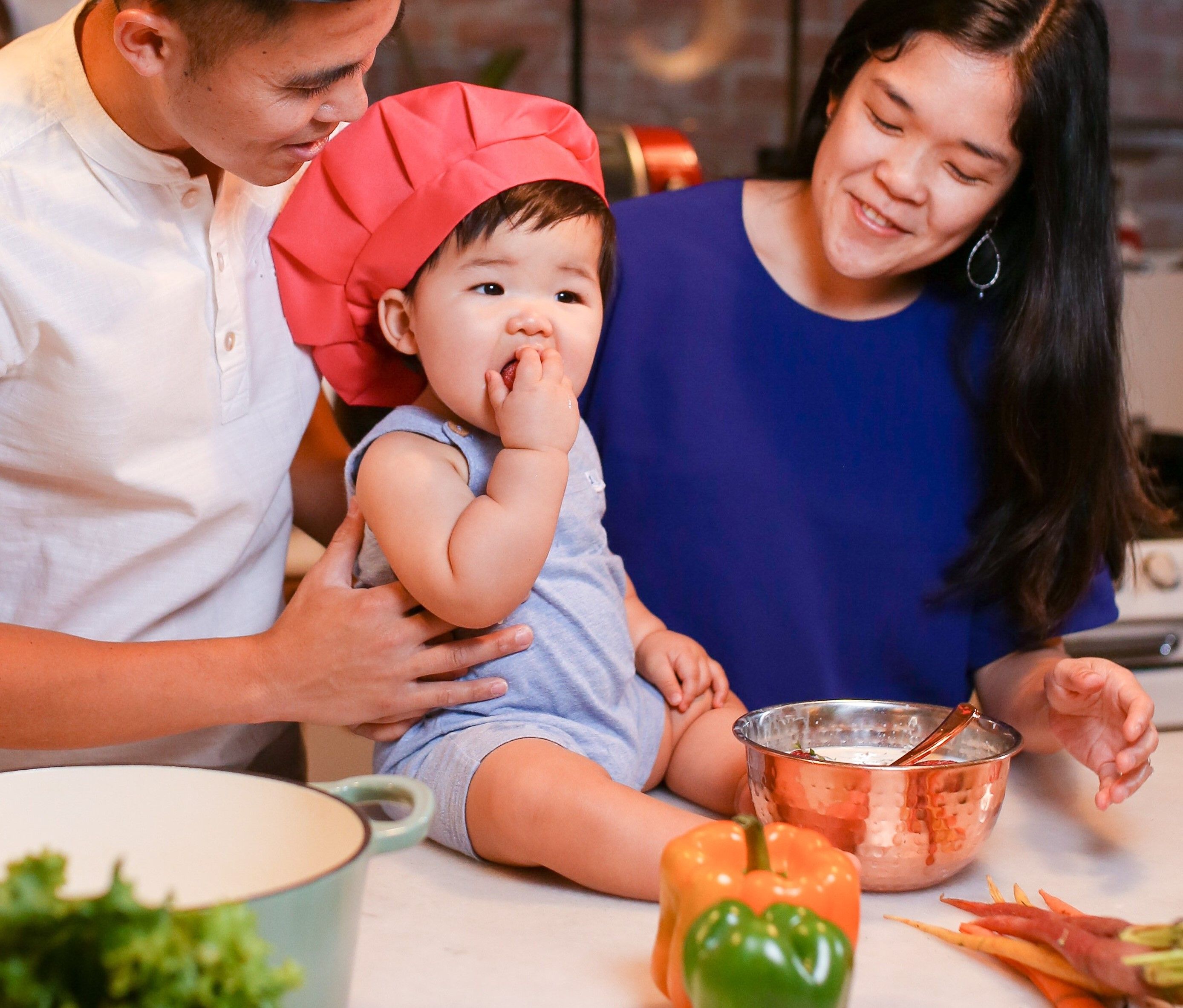 Ibu perlu tahu sebelum memberi MPASI. Ini tanda-tanda bayi sudah siap makan makanan padat! Ada yang tak perlu menunggu 6 bulan.