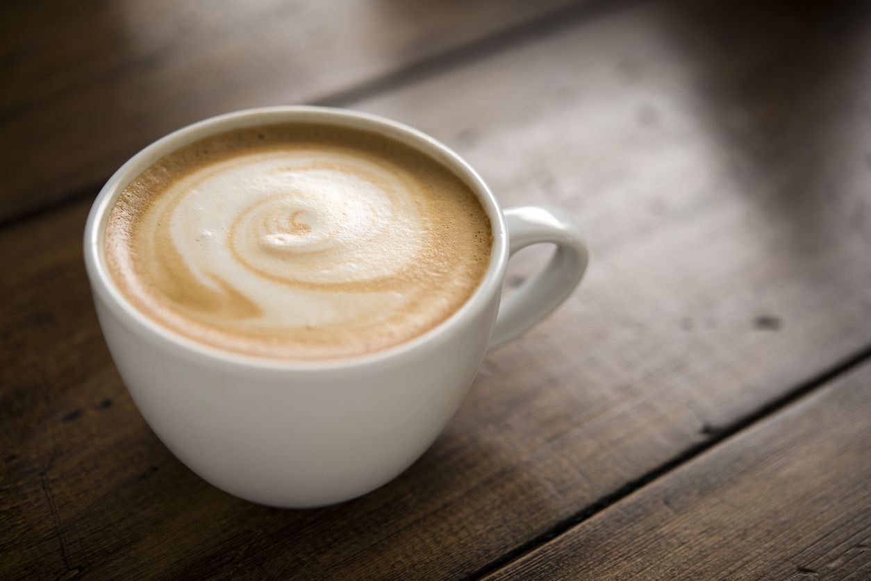 Para pencinta kopi harus tahu, begini tips bikin cappucino di rumah yang bisa dibuat tanpa menggunakan mesin.