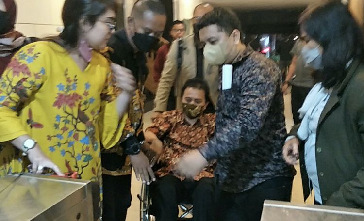 Mantan Menteri Pemuda dan Olahraga, Roy Suyo ditetapkan sebagai tersangka penistaan agama setelah penyidikan 12 jam.