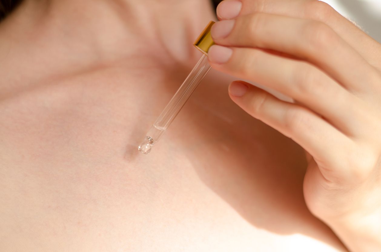 Agar tidak mubazir dan manfaatnya tetap bisa dirasakan, aplikasikan serum yang tidak cocok di kulit wajah ke lima bagian tubuh ini.