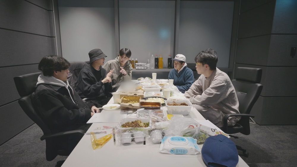 5 momen seru IN THE SOOP: Friendcation Episode 1, ada Park Seo Joon masak steik.