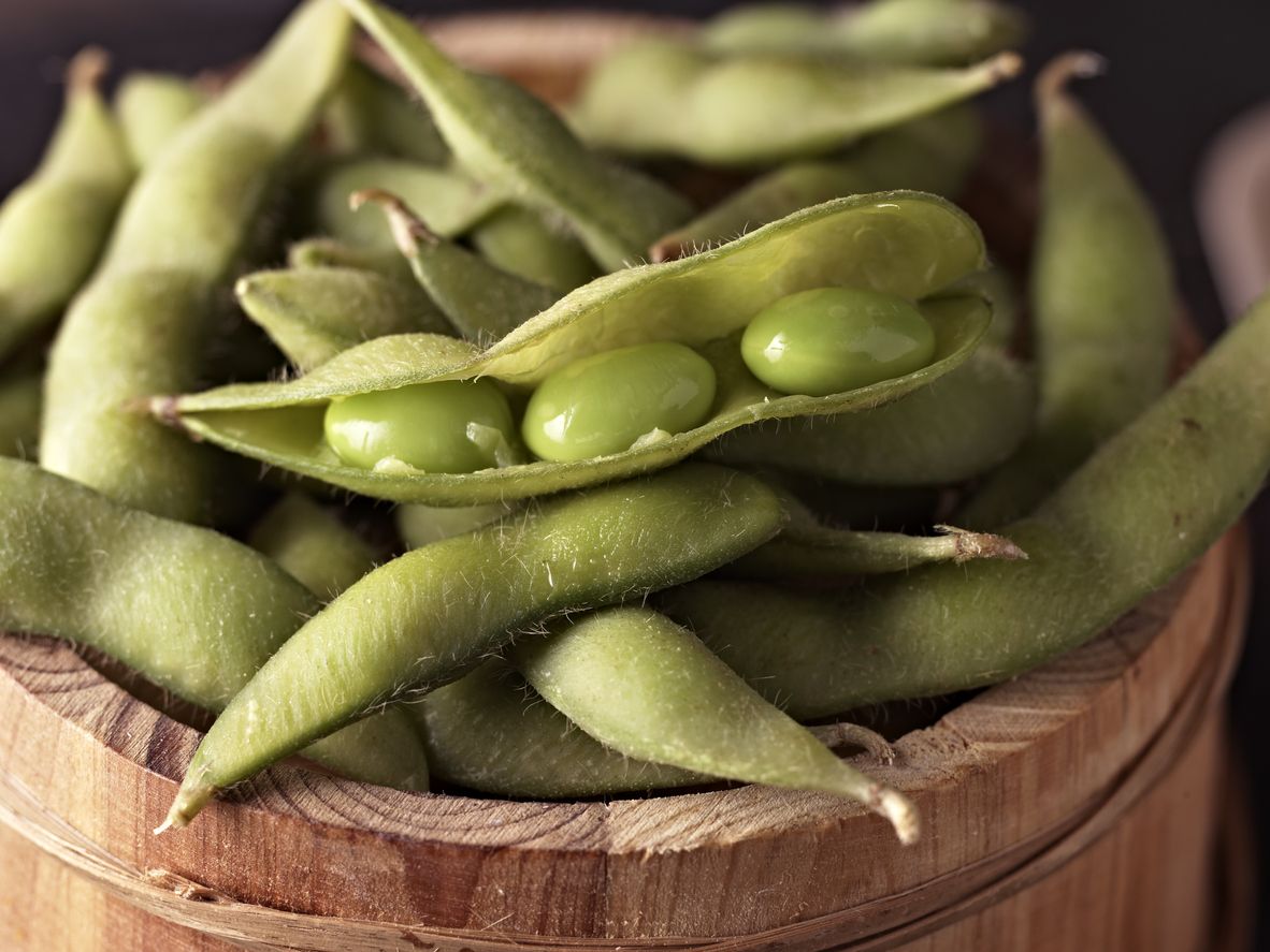 Mengonsumsi edamame dipercaya mampu menjaga kesehatan reproduksi perempuan, simak ulasan selengkapnya ya