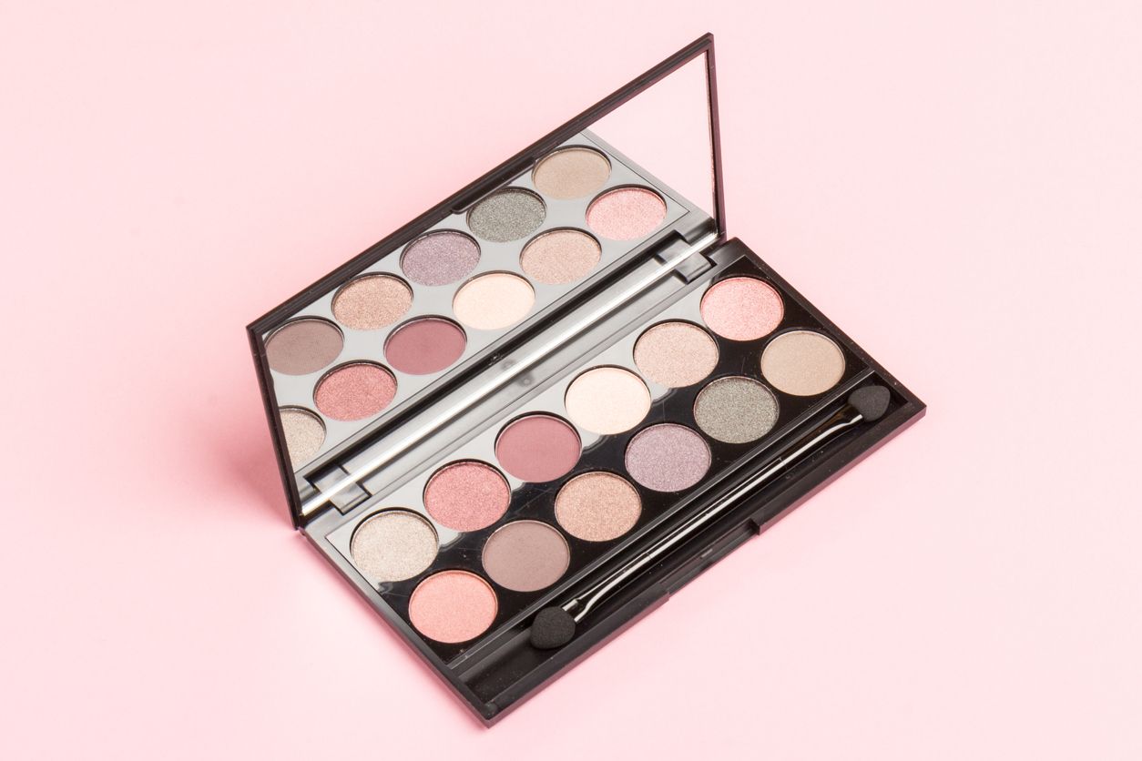 Ingin tampil trendy dengan barbiecore makeup look? Ini lima rekomendasi eyeshadow palette berwarna pink yang bisa dibeli.
